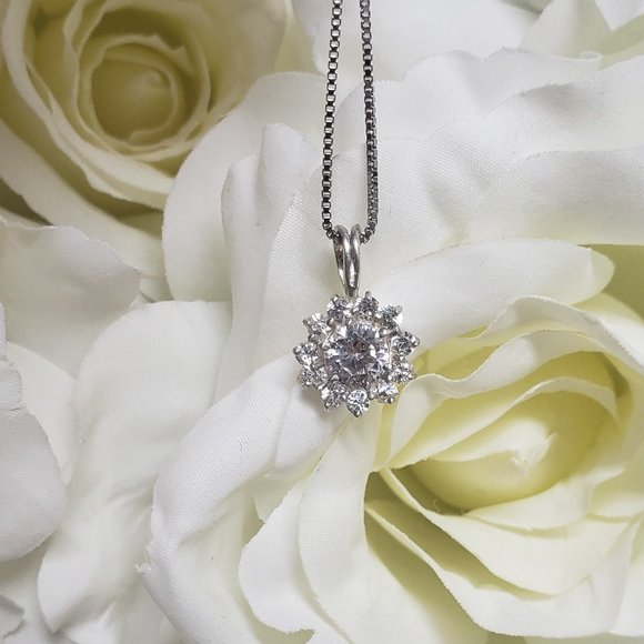 Classic Zircon Flower Pendant Necklace in 925 Silver - Picture 2 of 3